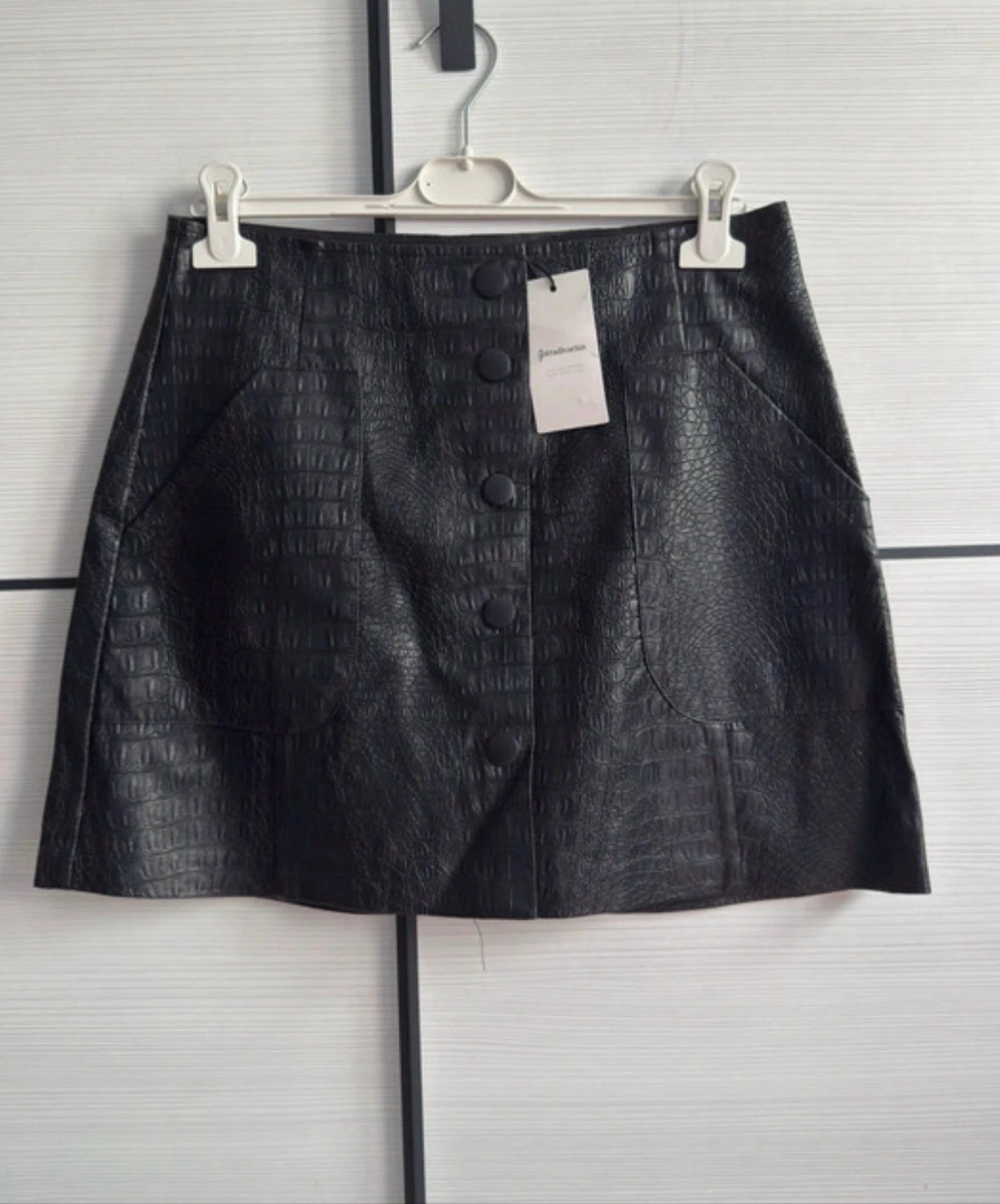 Falda efecto cocodrilo de Stradivarius (Talla 40)